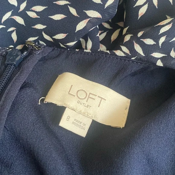 LOFT Outlet Floral Jumpsuit Size 8 Ruffle V-Neck Navy White Effortlessly chic✨ - Picture 15 of 16